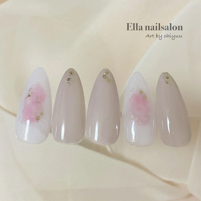 ①グレージュが大人っぽい♡ニュアンスチークネイル