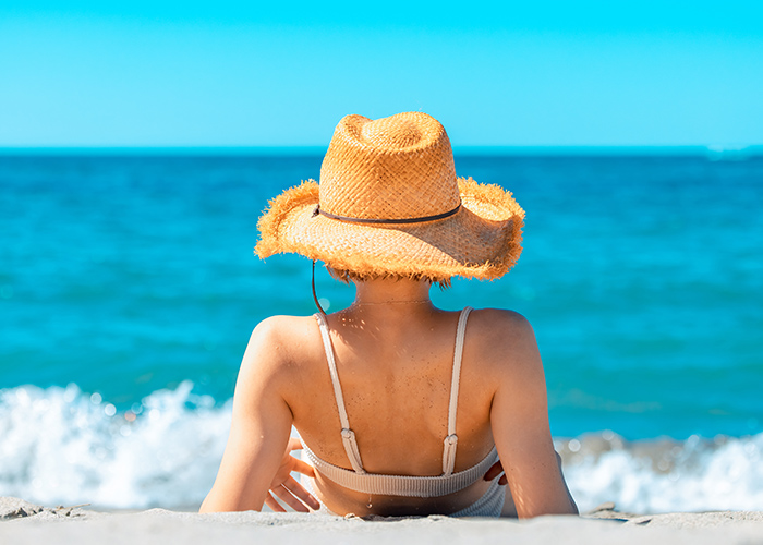シンプルな海ネイルで、夏の指先にさりげないきらめきを