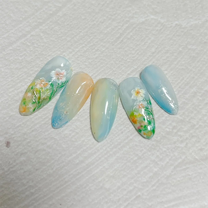 ⑤残暑も明るい色味♪爽やかコスモスネイル