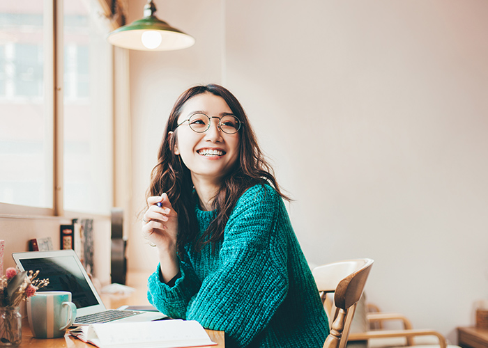 べっ甲ネイルが秋に人気な理由と似合う人の特徴