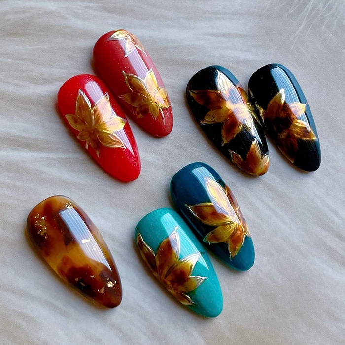 ②ワンカラーに映える♪手描き紅葉ネイル