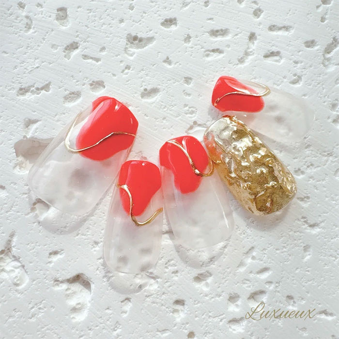 ③さりげなさが◎!紅葉色の変形フレンチネイル