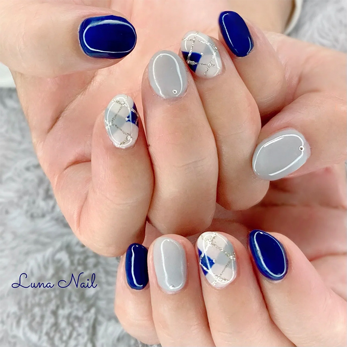②一気に垢抜ける♡おしゃれなネイビーのアーガイルネイル