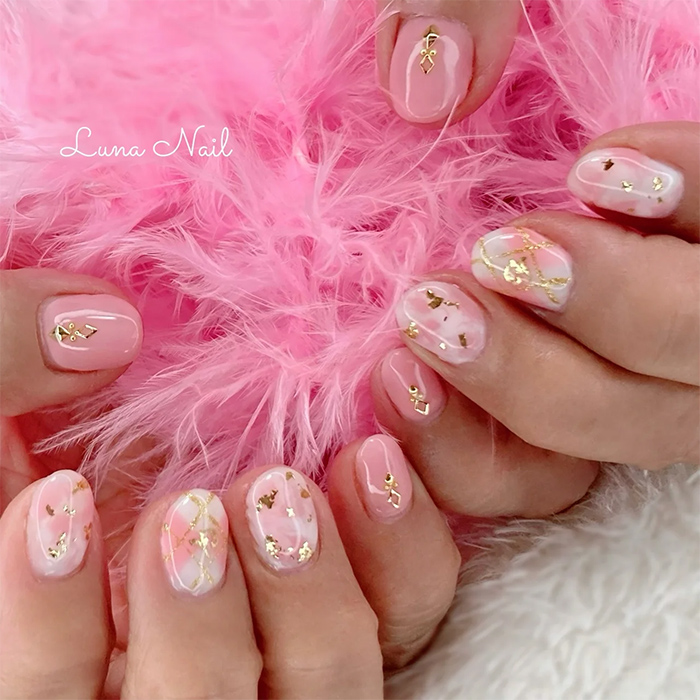 ⑦可愛らしい手元に♪ペールピンク×ホワイトのアーガイルネイル