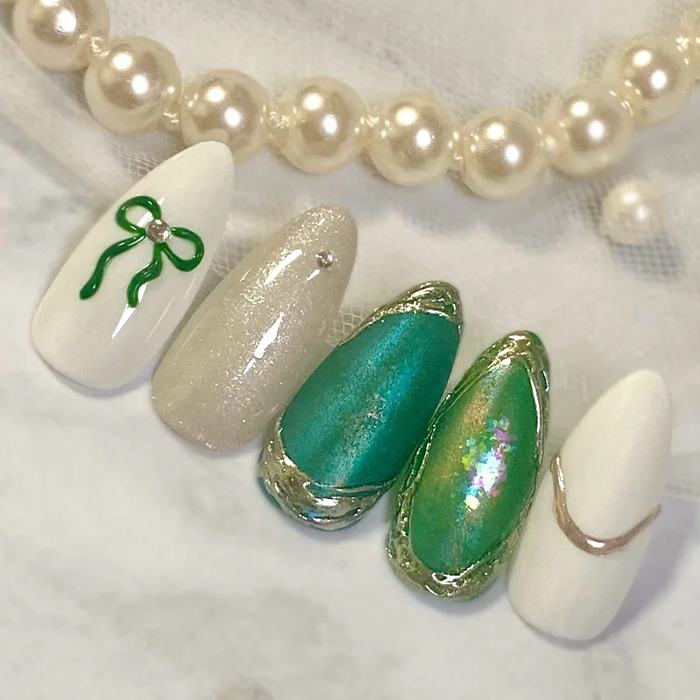 ③冬ならではの煌めき♪グリーン×ミラーアートネイル