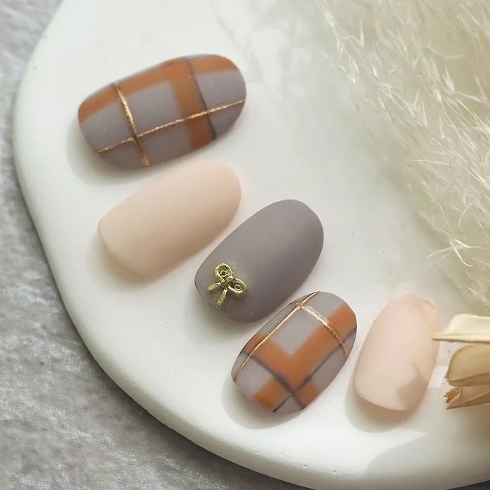 ⑥温もり感じるマットな質感☆ほっこりカラーのチェックネイル