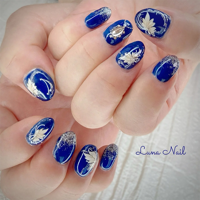 ⑥パーティーにも♡ホワイトフラワー×ビジューネイル