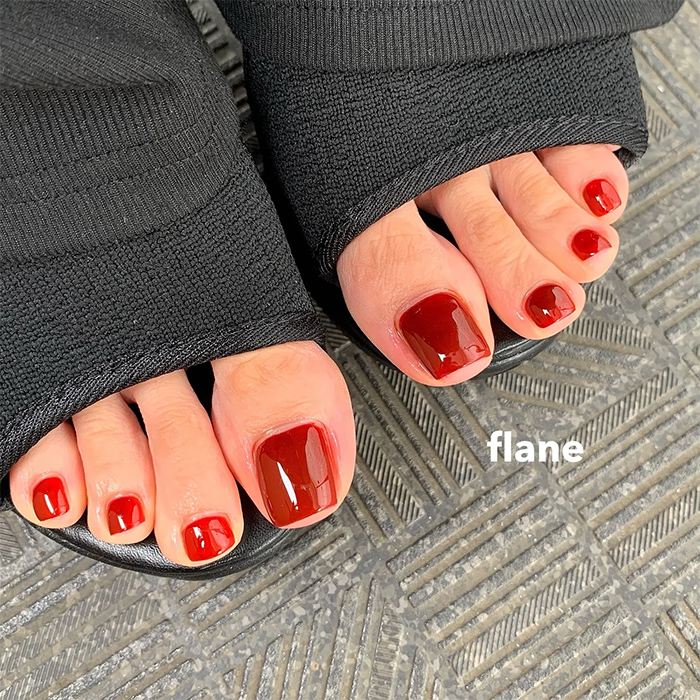 ④シンプルでも十分な存在感♪ボルドーのワンカラーフットネイル