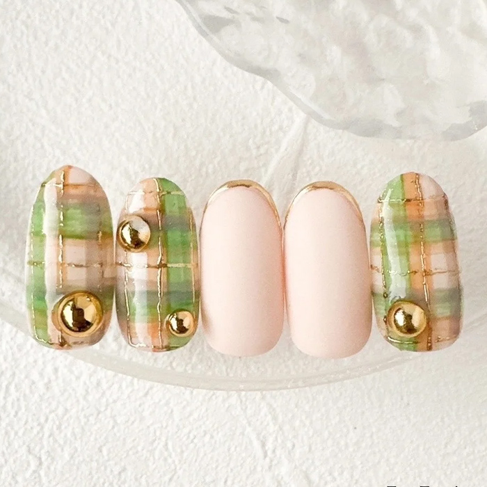 ③こっくりとした温かみを感じる♪ほんのりクリスマスネイル