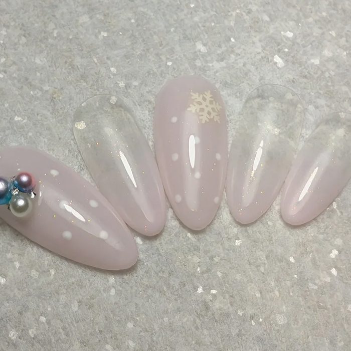 ②肌になじむグラデーション♡雪降るクリスマスネイル