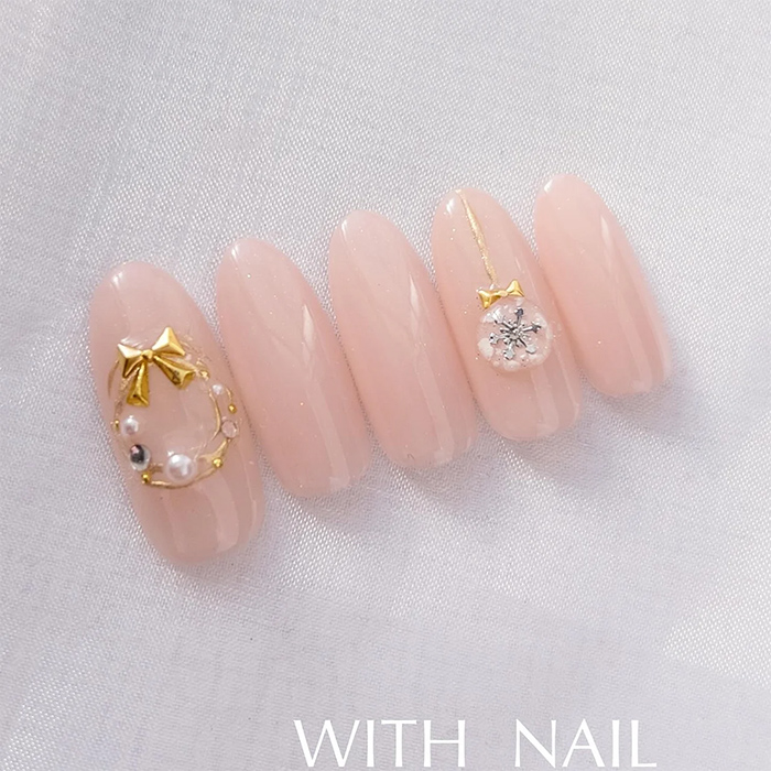 ⑤エレガントに♡ピンクベージュ×クリスマスネイル