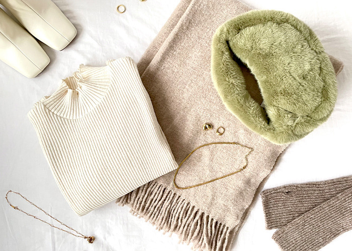 小物やアクセサリーで引き立てるカラーコーデ