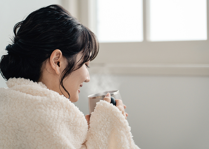 触れたくなるツヤと深みが生む、大人の上品さ