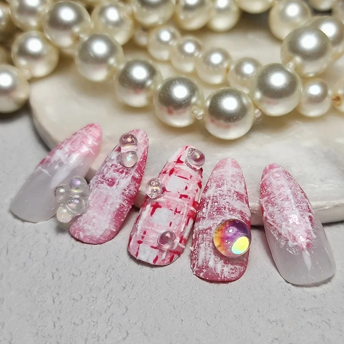 ①冬の質感と煌めきを♪ツイード×ビジューネイル