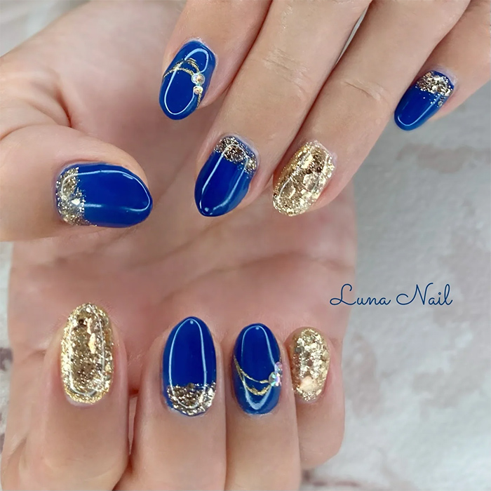 ③冬にも人気のカラー♡くすみネイビー×ゴールドビジューネイル