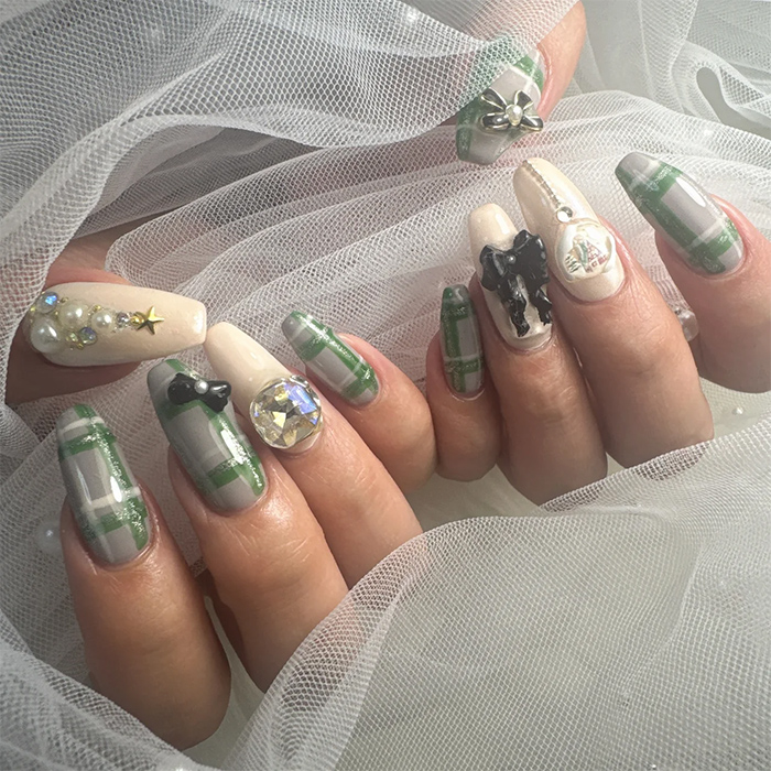 ④まるでプレゼント♡クリスマスの煌めきビジューネイル