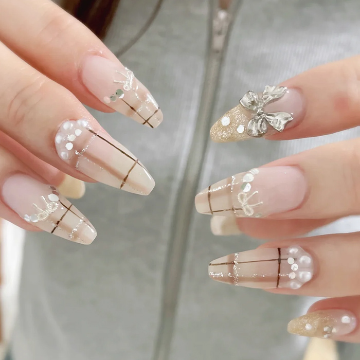 ⑤華奢なラインがポイント♪リボン×チェックネイル