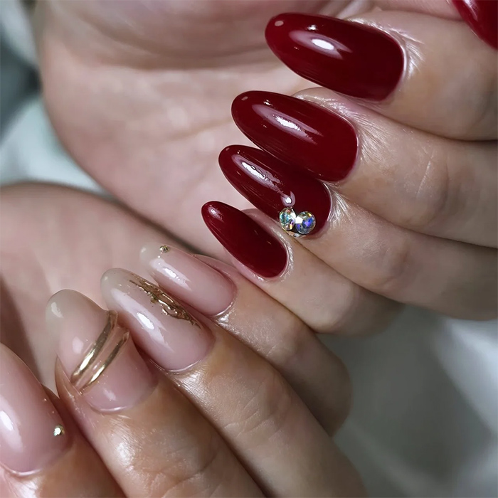⑥華やか&上品☆ベージュとボルドーベースのアシメネイル