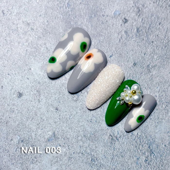 ⑦レトロな手描きが魅力♡フラワーアート×ビジューネイル