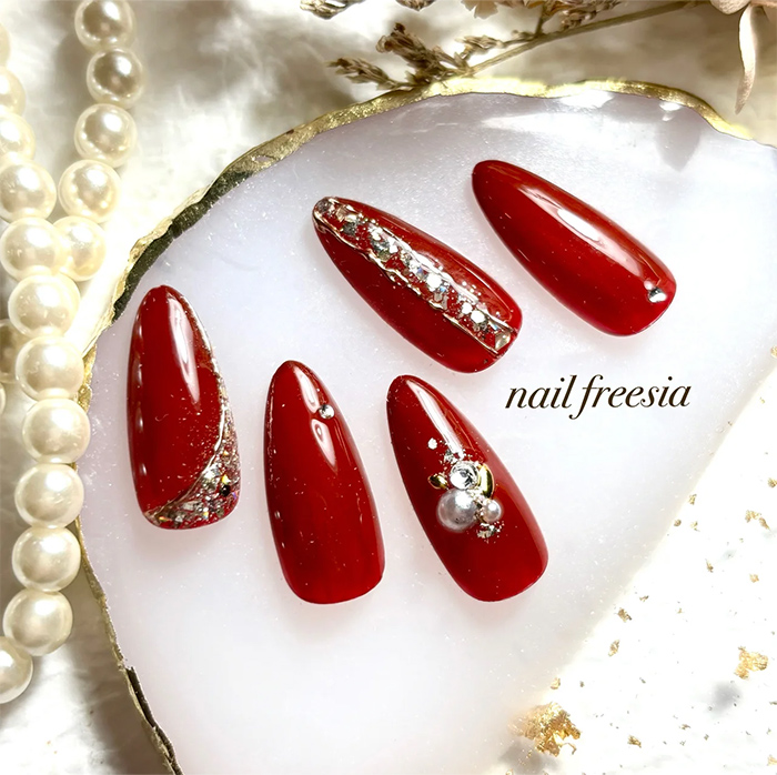 ⑤シックで大人っぽい♡ボルドー×ビジューネイル