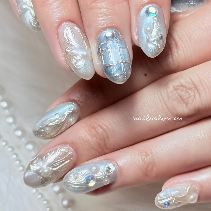 ①光のニュアンスが綺麗☆ホワイトミラー×リボンネイル