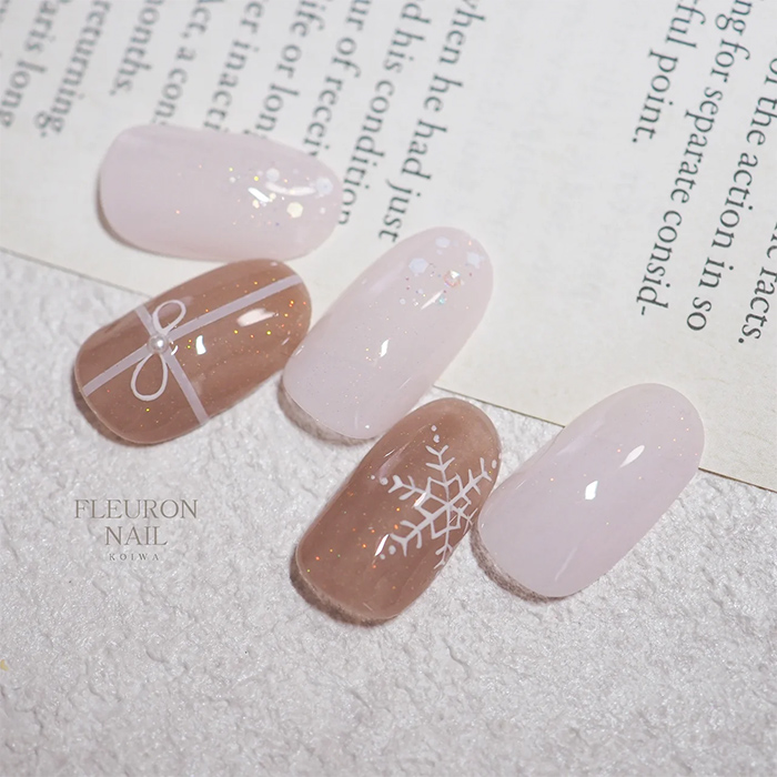 ②クリスマスから楽しめる♪シンプル雪ネイル