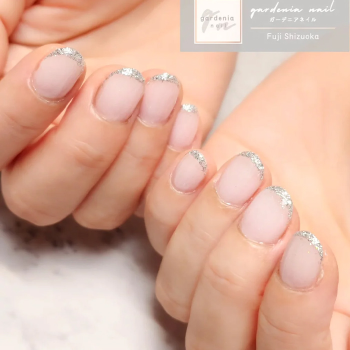 ③冬っぽい上品アート☆シルバーラメのスキニーフレンチネイル