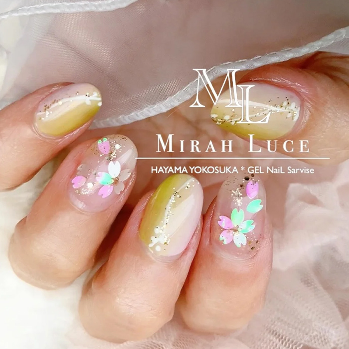 ④角度によって輝きが変わる♪桜の和柄ネイル