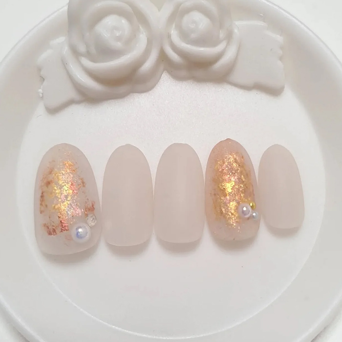 ④マットな質感を楽しむ☆アイボリー×ゴールドパーツネイル