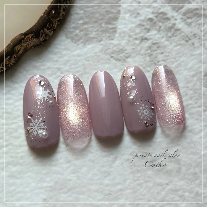 ②時短にも♪くすみピンクベースのマグネット×雪の結晶ネイル