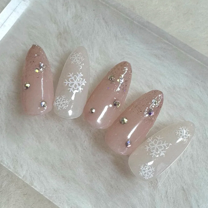 ③肌なじみ◎ヌーディーベース×雪ネイル