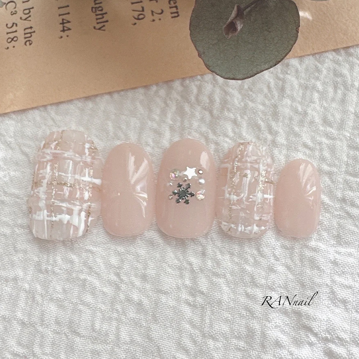 ⑦ピンクベージュがなじむ♪ツイード×雪ネイル