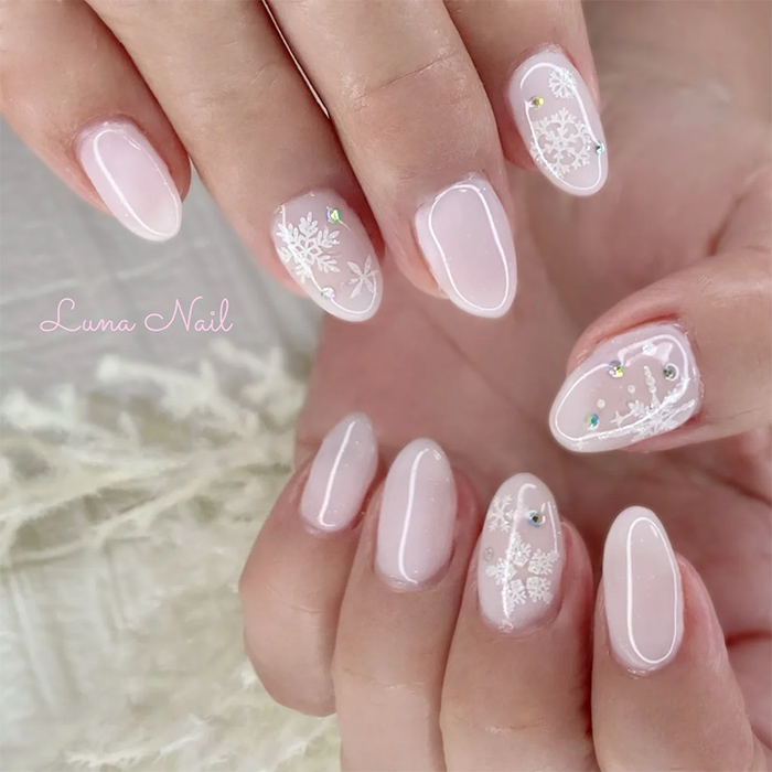 ①ふんわりと優しい印象☆ホワイトピンクベースの雪ネイル