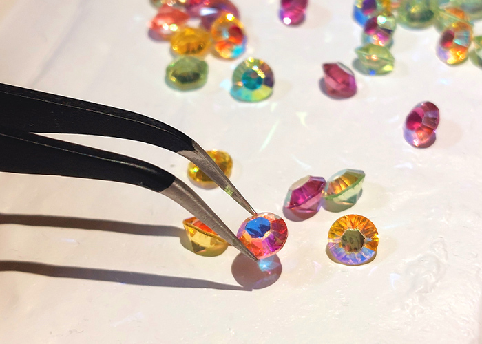 セルフでも扱いやすい“ビジューの乗せ方”の基本