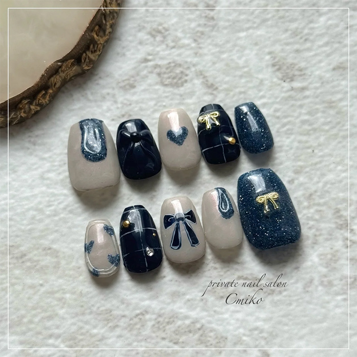 ⑦ネイビーで洗練♪リボンとハートのアートネイル
