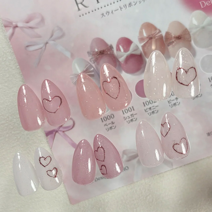 ②シンプルでも今っぽく☆ミラーハートネイル