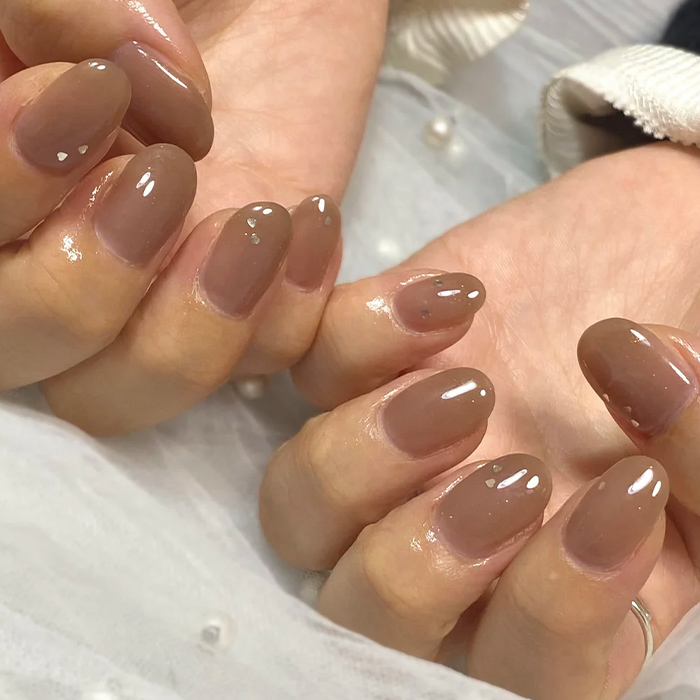 ⑤さりげなく取り入れて♪ベージュベースのハートネイル