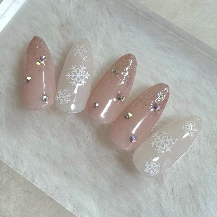 ⑭まだ冬を楽しめる☆雪の結晶ネイル