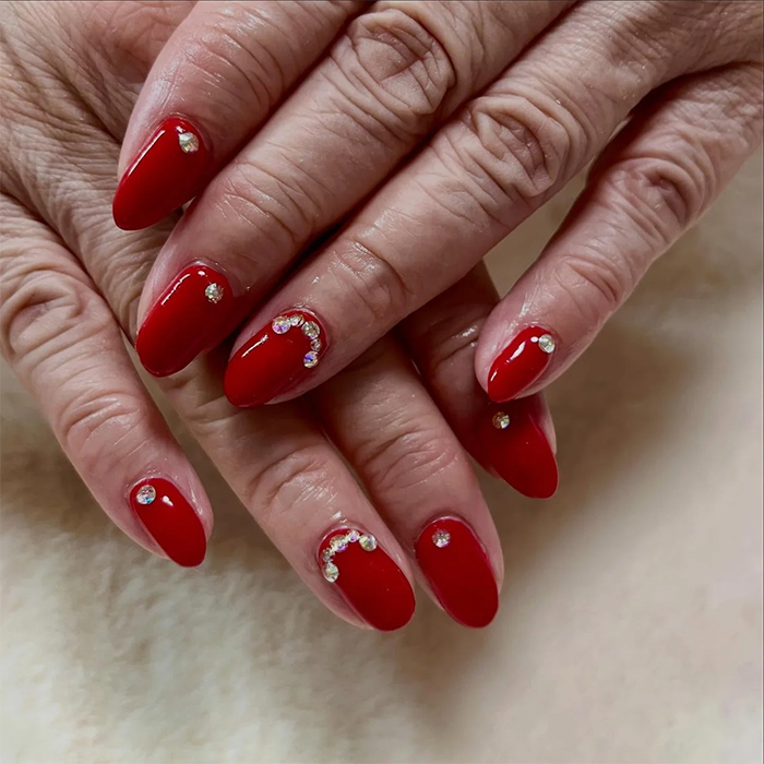 ①大人の女性に人気♪シックなレッドネイル