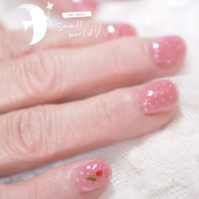 ①グリッターピンクがキュート♡プチチューリップネイル