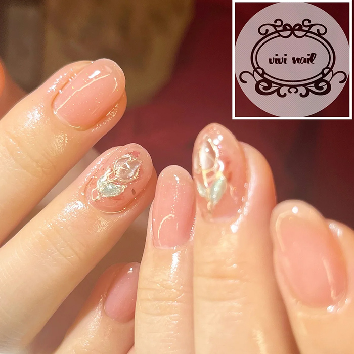 ③控えめな輝きで上品に♪マグネットジェル×チューリップネイル