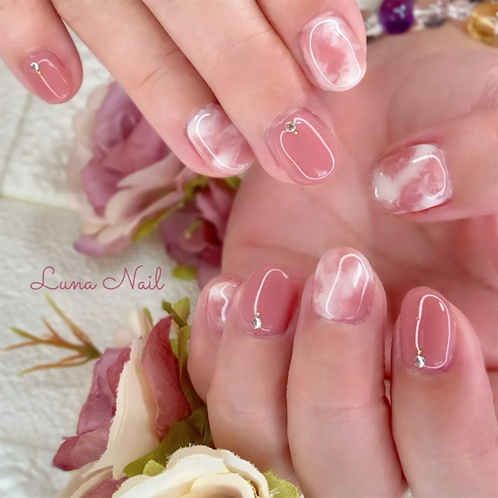 ③さりげないアート◎ピンクマーブルネイル