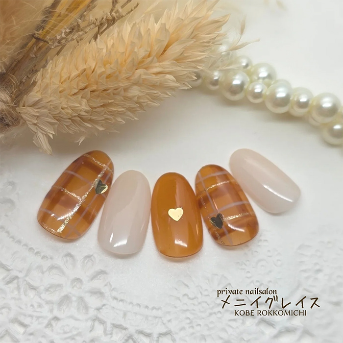 ⑩抜け感を演出♪チェック×ハートホロネイル