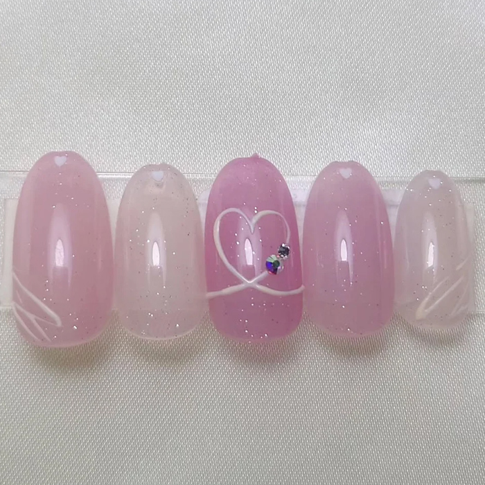 ②ラインアートで楽しむ♪手描きハートネイル