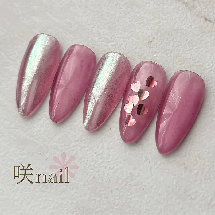 ④角度によって色が変わる♡オーロラ×ハートホロネイル