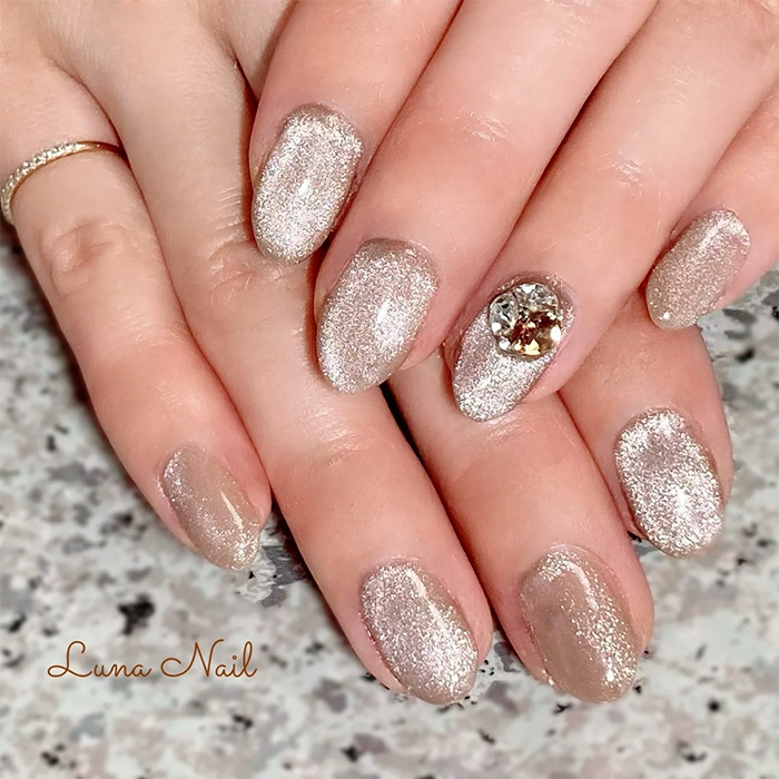 ⑥ゴールドベージュが上品◎マグネット×ビジューネイル