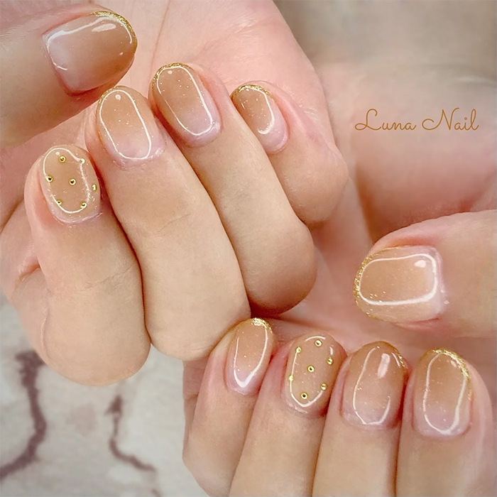 ④指先に程よくなじむ◎カフェオレベージュ×グラデーションネイル