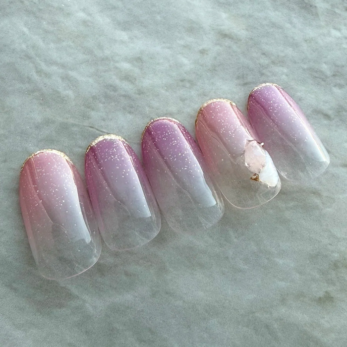 ⑤異なるピンクが可愛い♡グラデーション×スキニーフレンチネイル