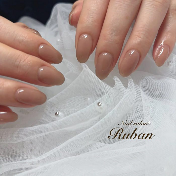 ⑦オフィスにも◎指先を上品に魅せるベージュワンカラーネイル