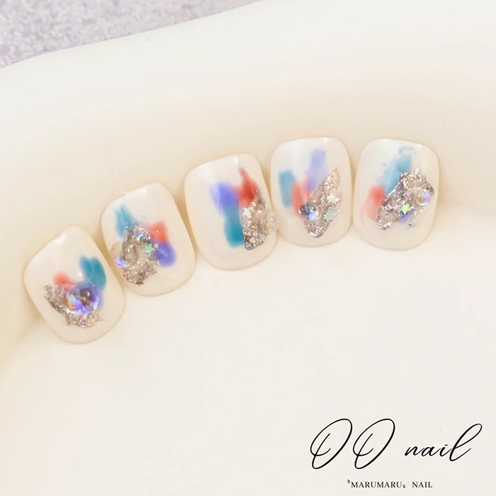 ③色味を上品に取り入れて♡カラフル×塗りかけネイル